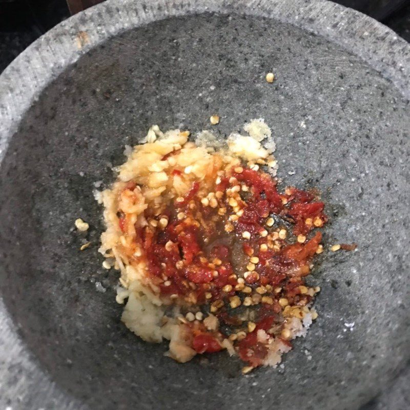 Step 2 Make the fish sauce for Fried Dried Anchovies with Fish Sauce (Recipe shared by users)