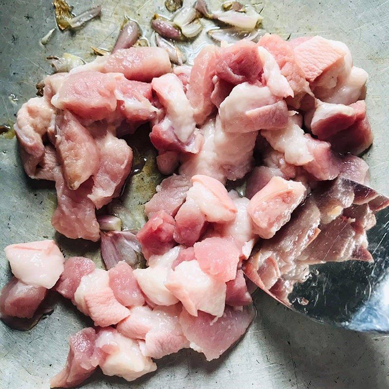 Step 3 Sauté the meat for Braised Scomber Fish with Pork Belly