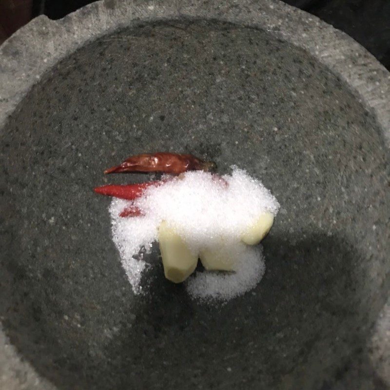 Step 2 Make the fish sauce for Fried Dried Anchovies with Fish Sauce (Recipe shared by users)