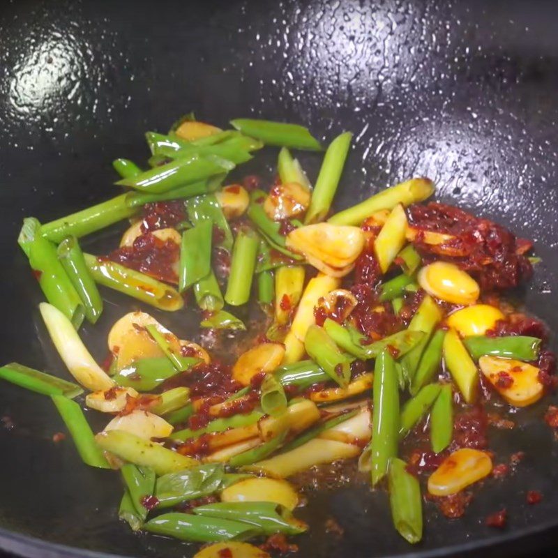 Step 6 Make the sauce for crispy fried snapper with chili bean sauce