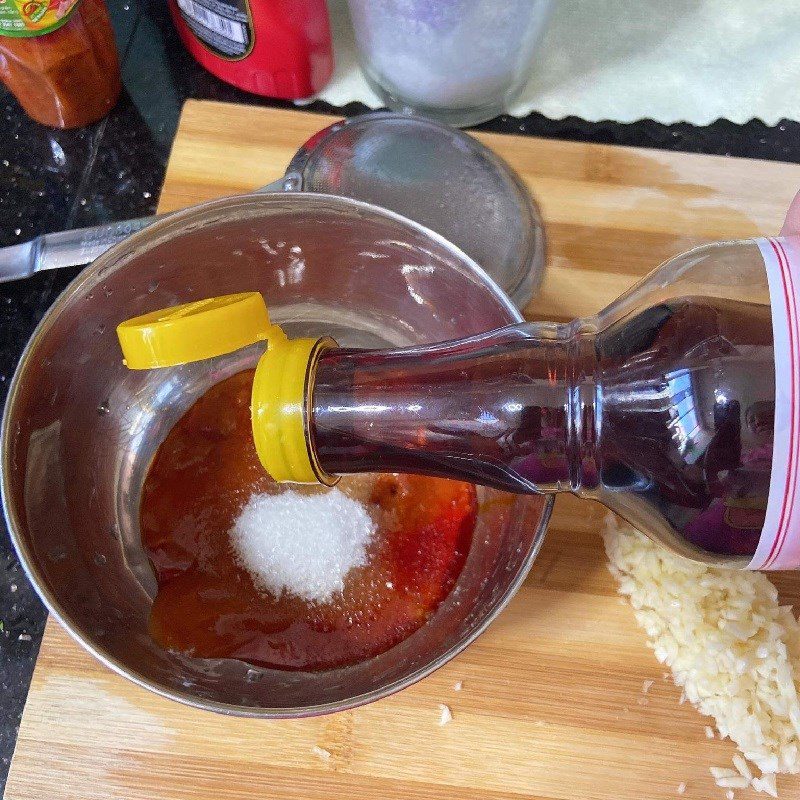 Step 4 Make the sauce Squid eggs - squid milk fried with fish sauce (recipe shared by users)