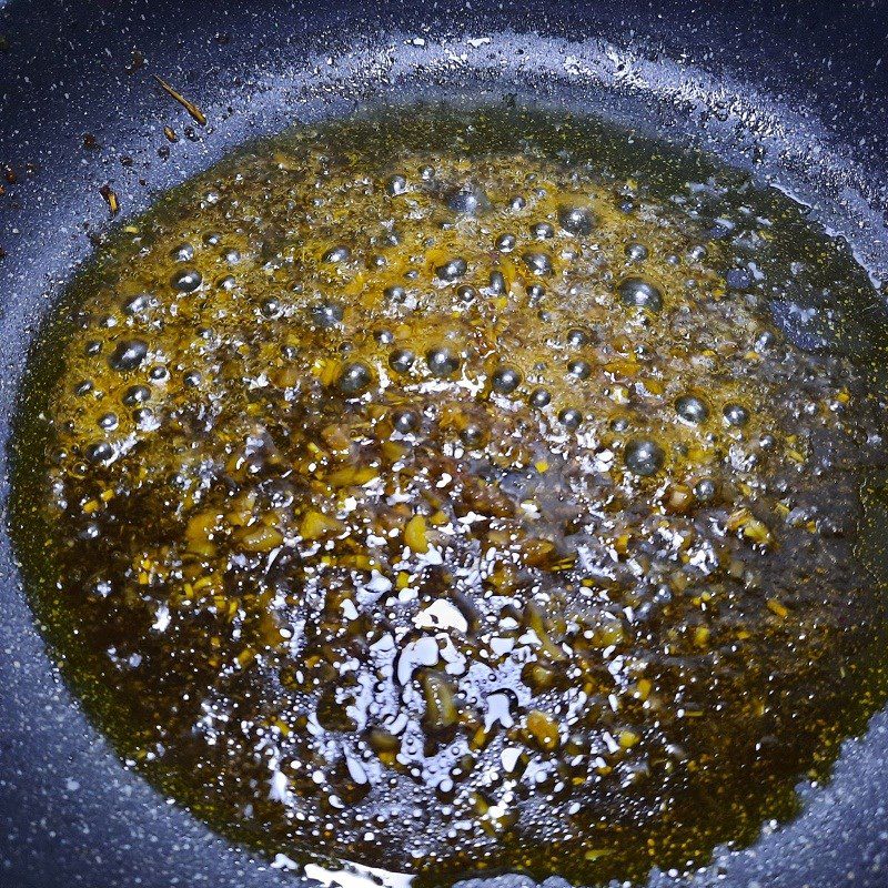 Step 3 Making the sauce. Fried quail with fish sauce