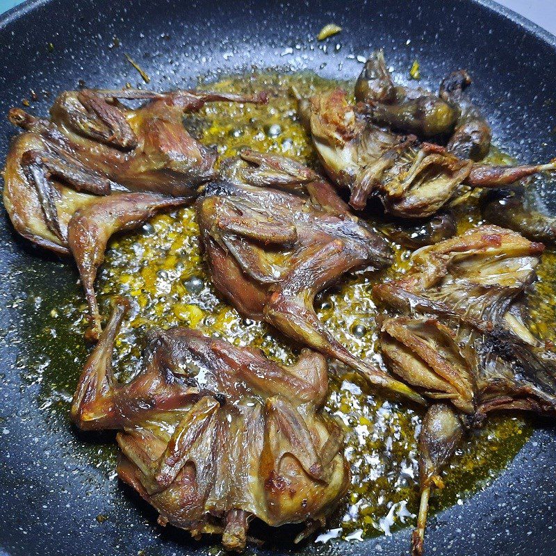 Step 3 Making the sauce. Fried quail with fish sauce