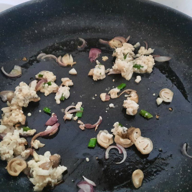 Step 3 Make the sauce and stir-fry the tofu Stuffed tofu with mushrooms