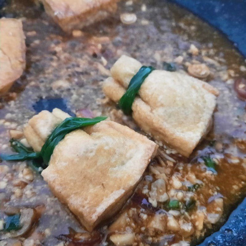 Step 3 Make the sauce and stir-fry the tofu Stuffed tofu with mushrooms