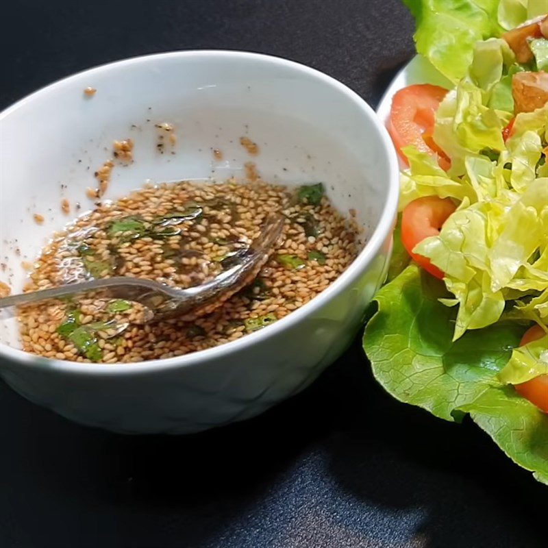 Step 4 Make the dressing for the vegetarian noodle salad with lettuce and tomato