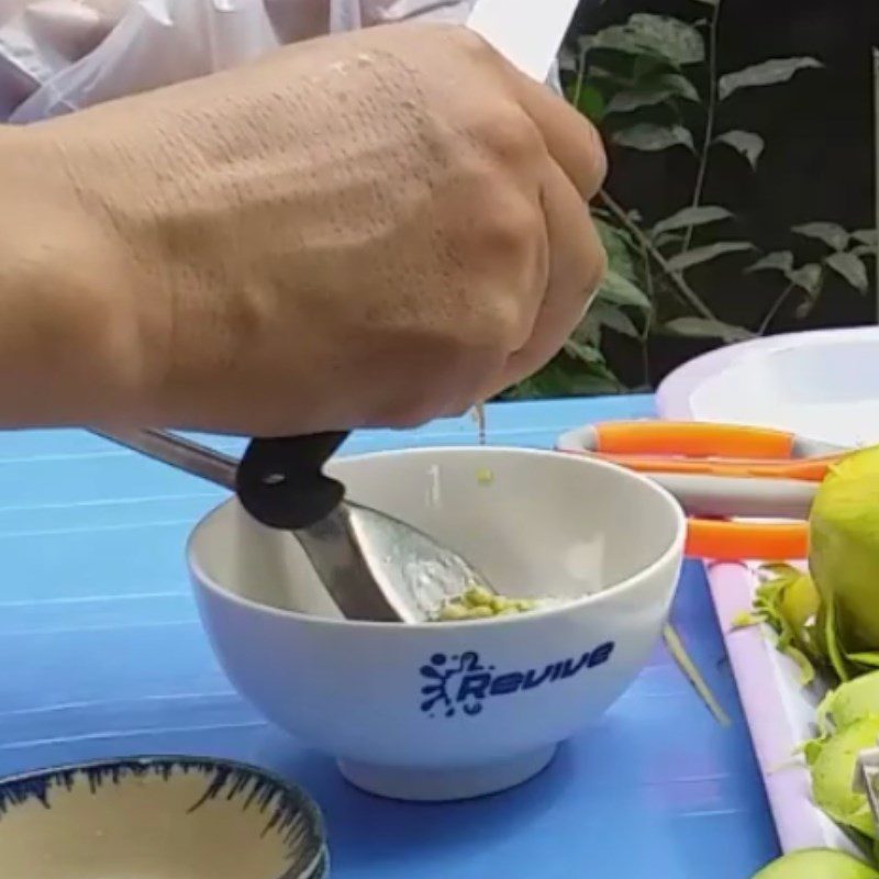 Step 3 Make the salad dressing Mango salad with razor clams