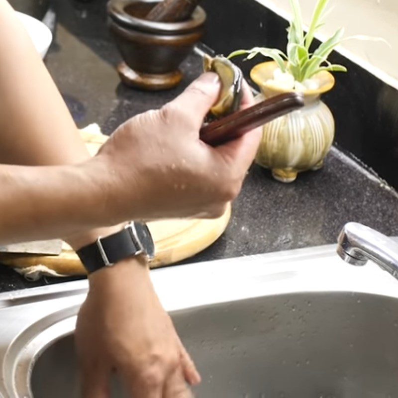 Step 2 Take the snail meat of cold snail noodle