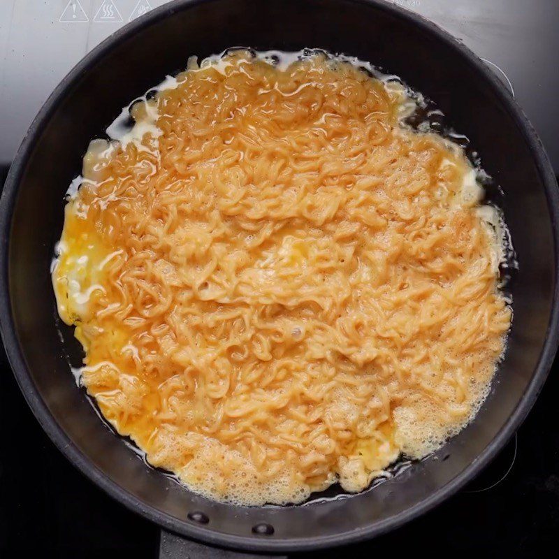 Step 3 Making pizza Instant noodle pizza