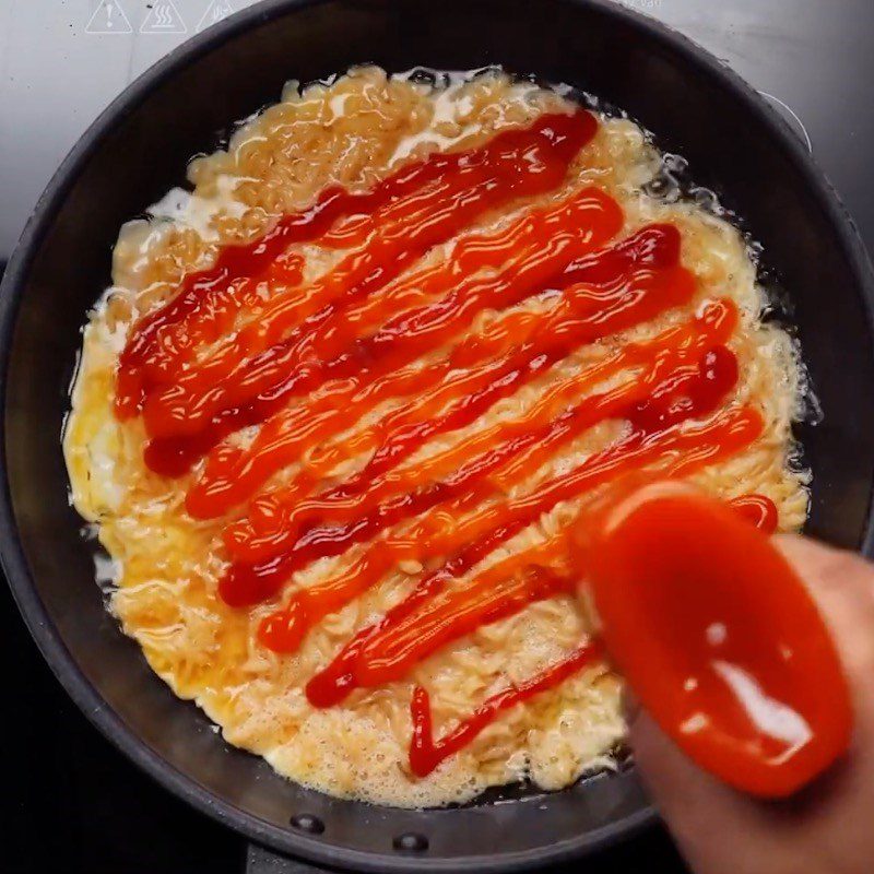 Step 3 Making pizza Instant noodle pizza