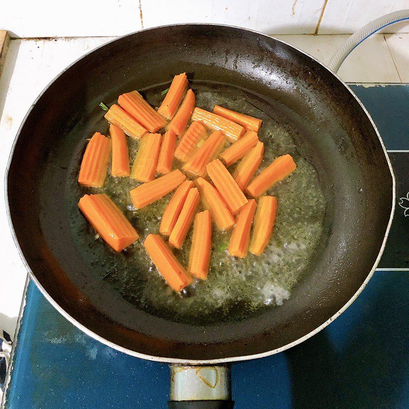 Step 2 Cook the vegetarian stir-fried vegetables Carrots and Mushrooms