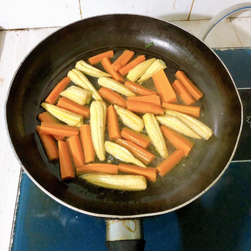 Step 2 Stir-fried vegetarian vegetables Carrot mushroom stir-fry