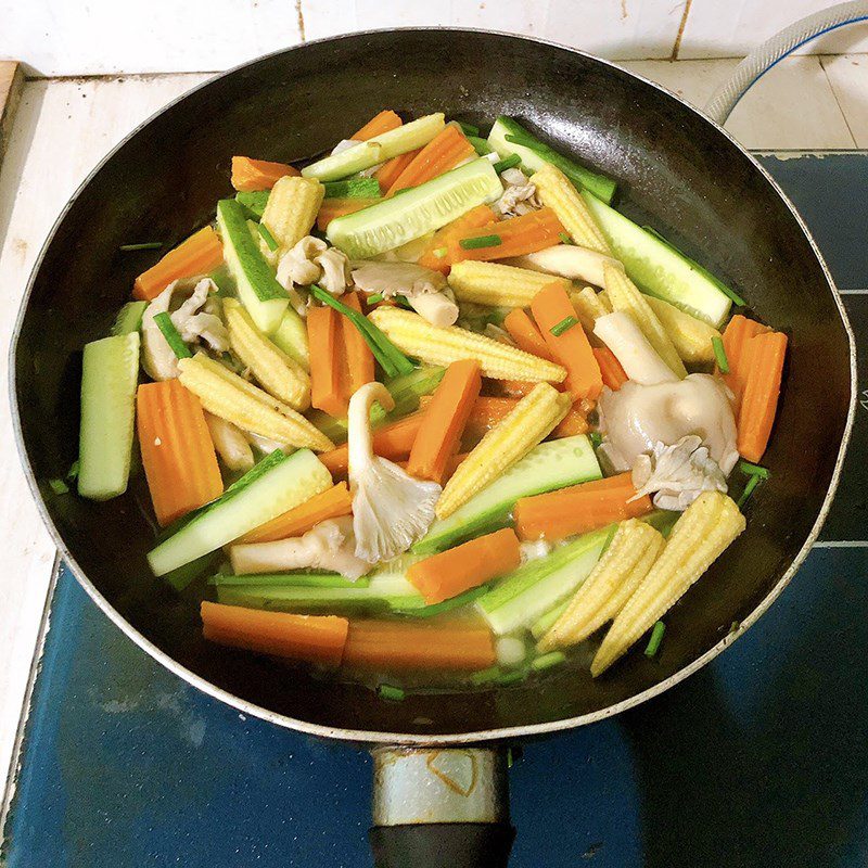 Step 2 Stir-fried vegetarian vegetables Carrot mushroom stir-fry
