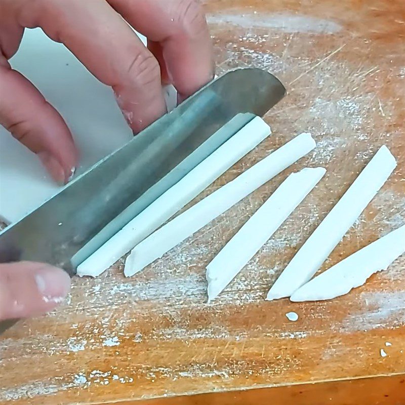 Step 4 Making cake strands for minced meat cake