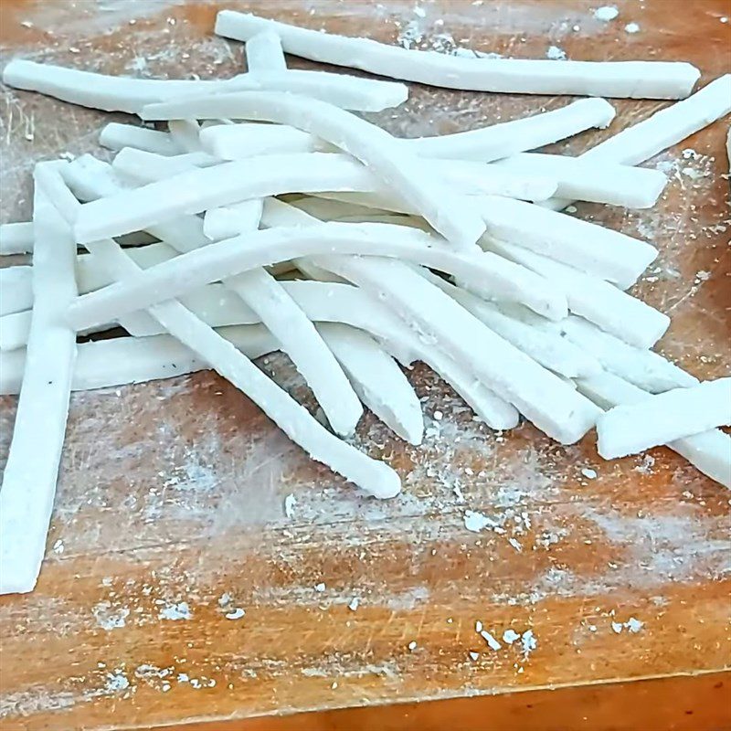 Step 4 Making cake strands for minced meat cake