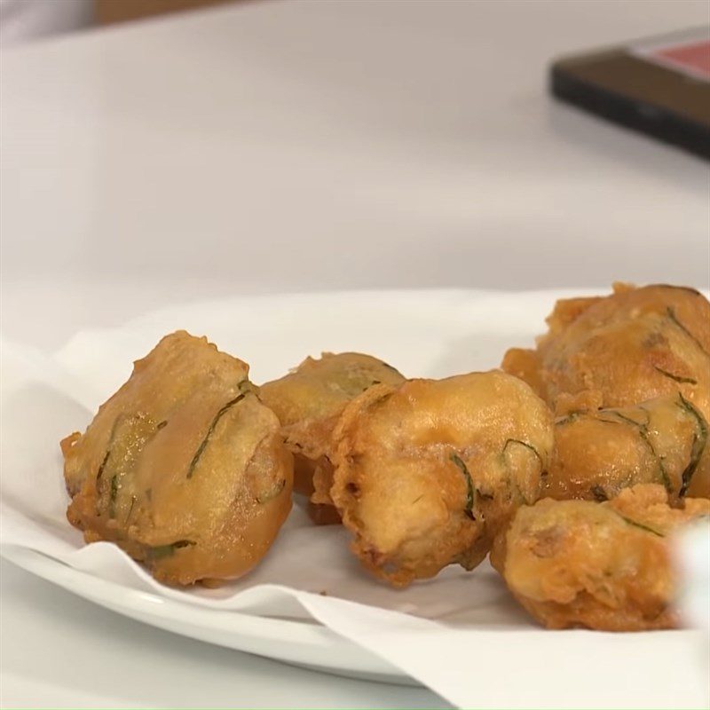 Step 4 Dipping batter and frying pomelo fish Crispy pomelo fish with basil leaves