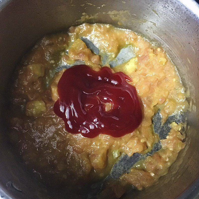 Step 4 Making tomato sauce for sausage pizza using a non-stick pan