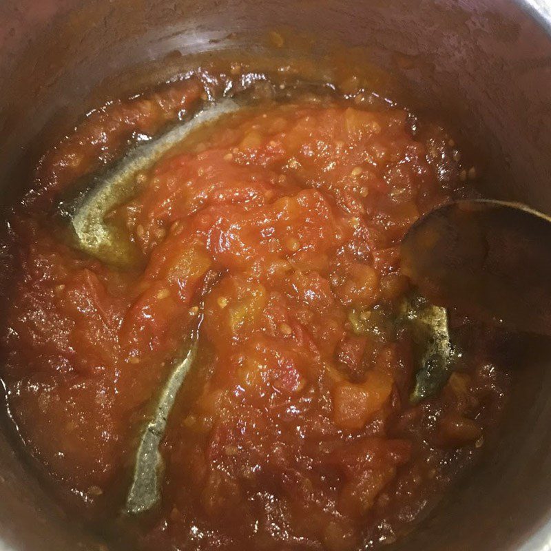 Step 4 Making tomato sauce for sausage pizza using a non-stick pan