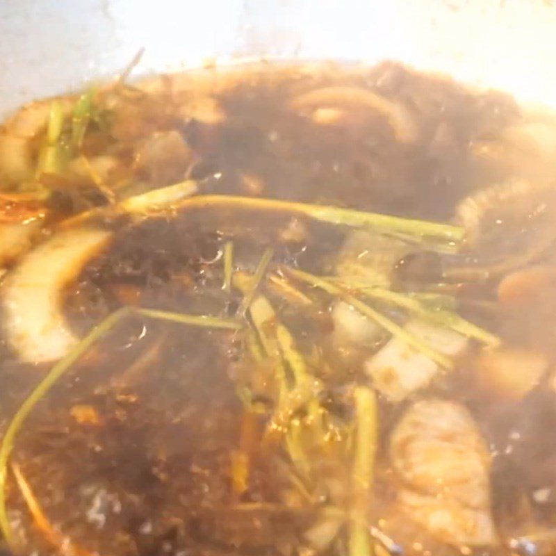 Step 3 Making shrimp steaming sauce Steamed shrimp with garlic and lotus leaves