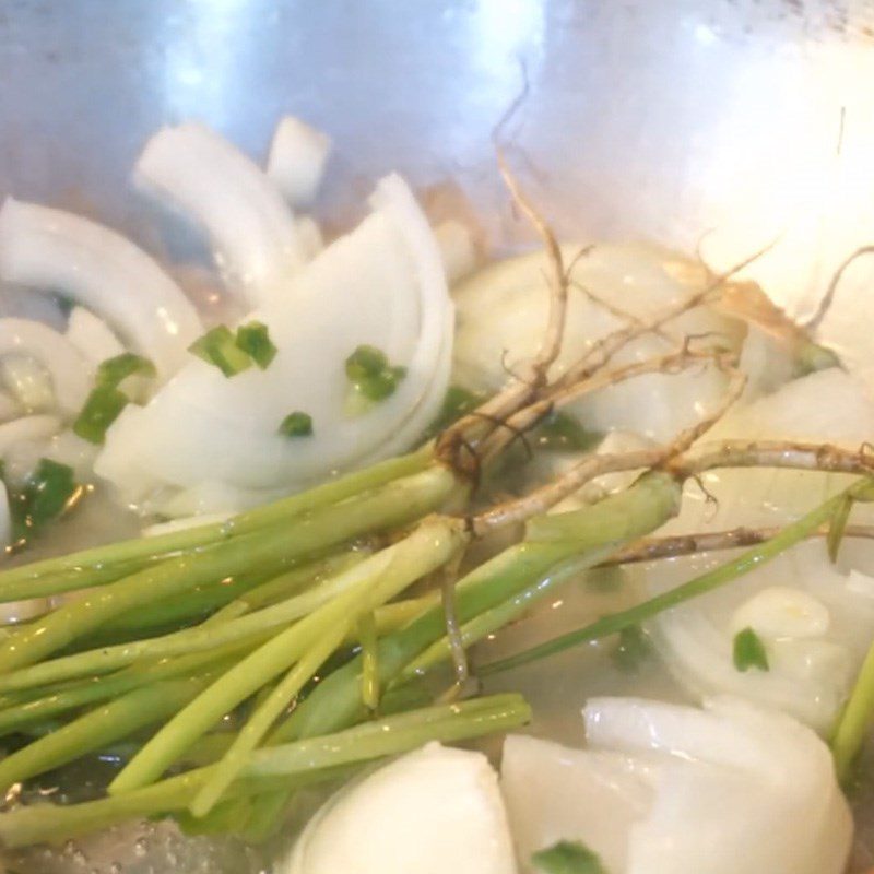 Step 3 Making shrimp steaming sauce Steamed shrimp with garlic and lotus leaves