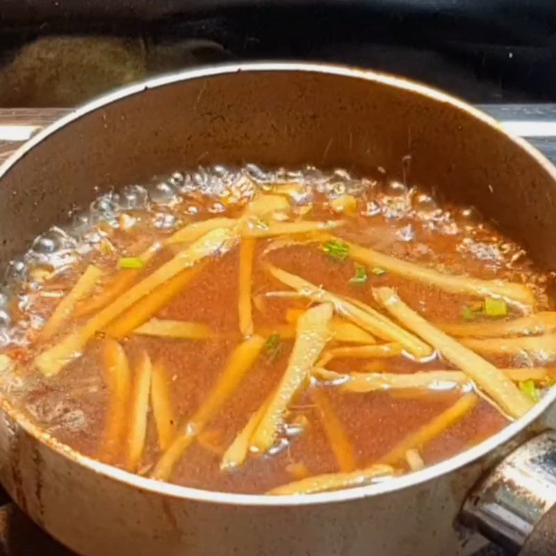 Step 3 Make sauce for ginger braised pineapple