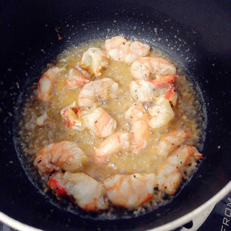 Step 3 Cook the soup Fresh shrimp amaranth soup