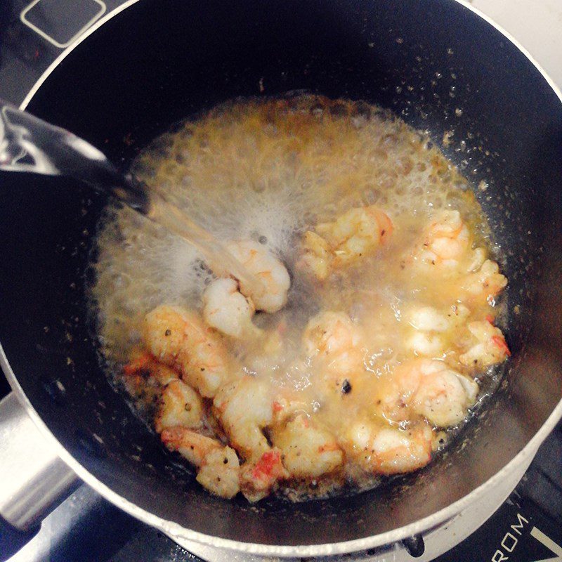 Step 3 Cook the soup Fresh shrimp amaranth soup