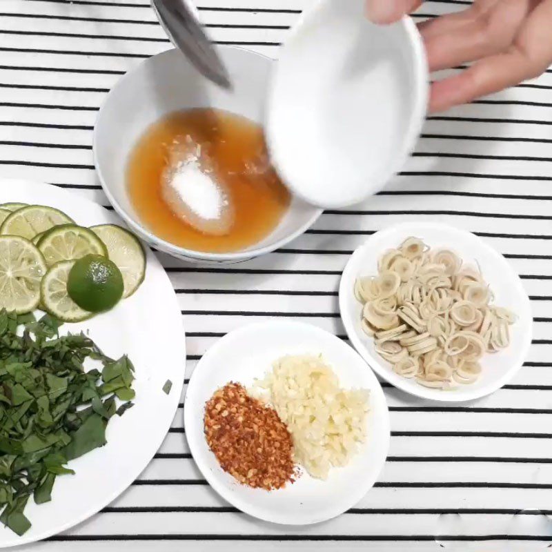 Step 2 Make the dipping sauce for spicy sour pig tongue salad