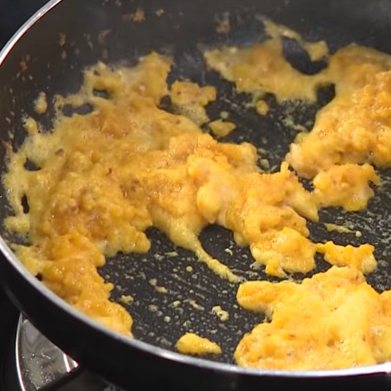 Step 5 Making salted egg sauce Fried fish roe with salted egg sauce