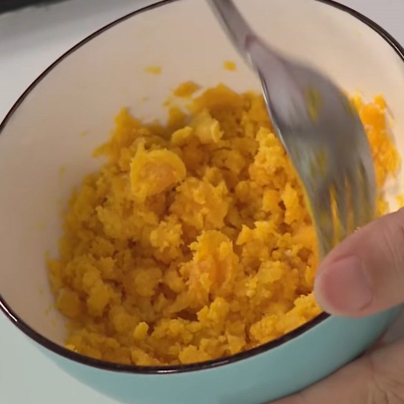 Step 5 Make the salted egg sauce Fried fish roe with salted egg sauce