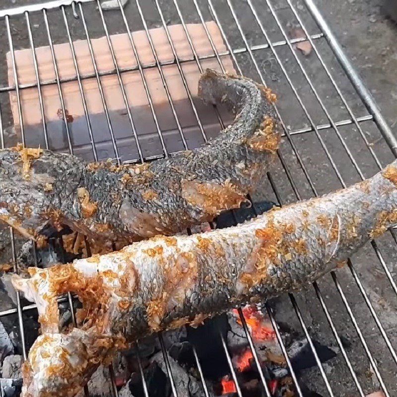 Step 3 Grill the fish Grilled snakehead fish with galangal and lemongrass