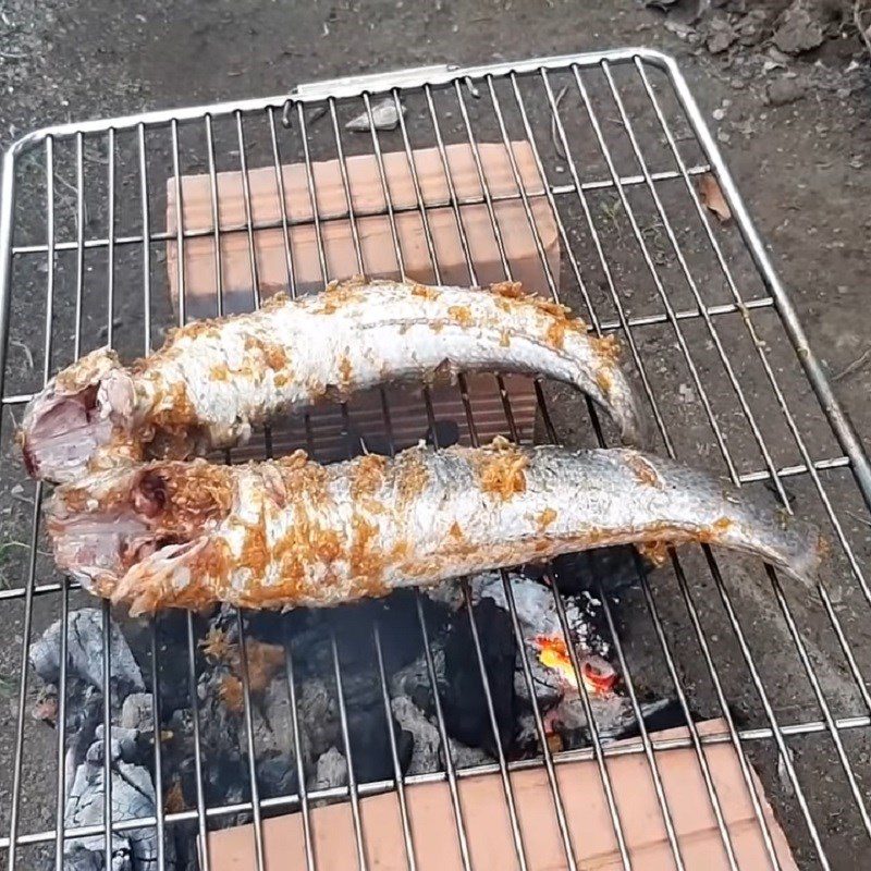 Step 3 Grill the fish Grilled snakehead fish with galangal and lemongrass