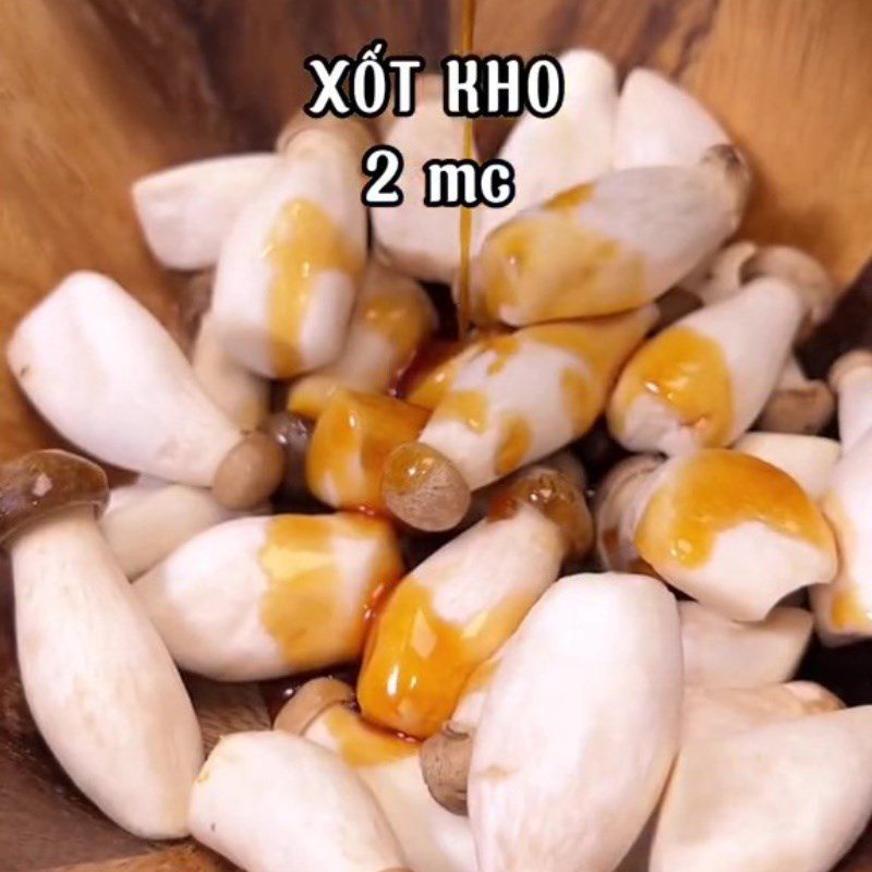 Step 2 Make the sauce and marinate the mushrooms for Pepper Chicken Mushroom Stew (Recipe shared from TikTok Vegetarian Kitchen XANH)