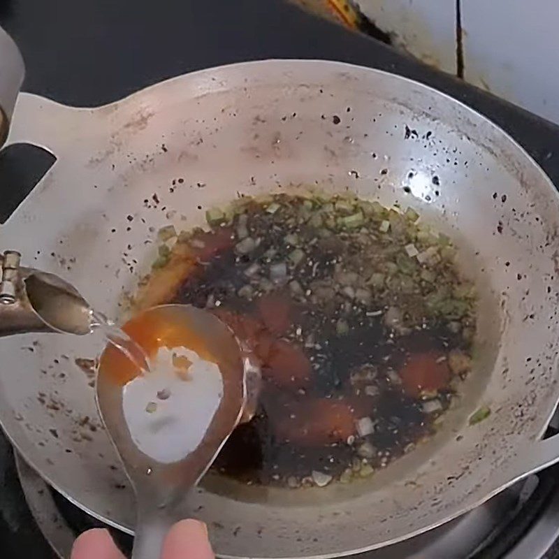 Step 3 Making stir-fried shiitake mushroom sauce with lemongrass and chili