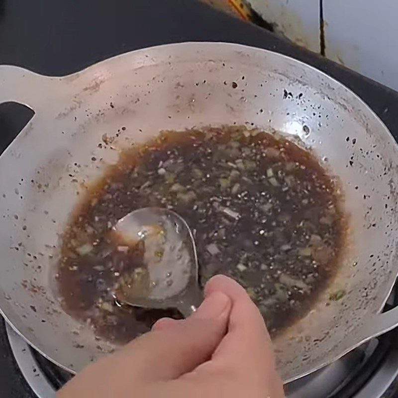 Step 3 Making stir-fried shiitake mushroom sauce with lemongrass and chili