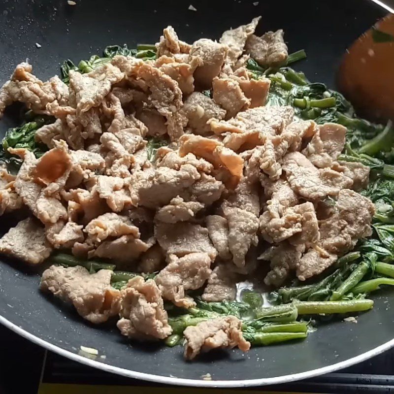 Step 4 Stir-fried beef with rice paddy herb Stir-fried beef with rice paddy herb