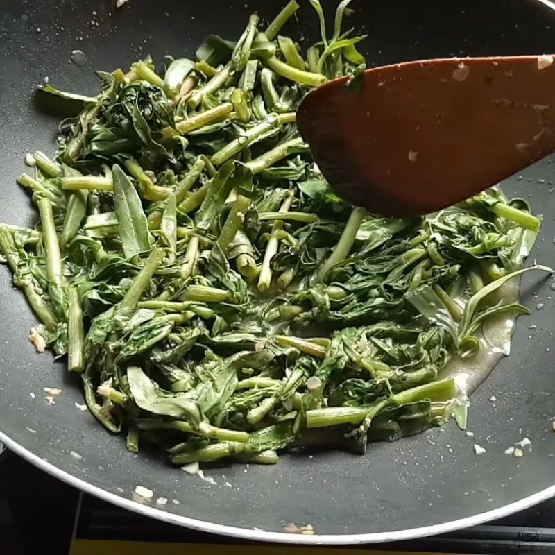 Step 4 Stir-fried beef with rice paddy herb Stir-fried beef with rice paddy herb