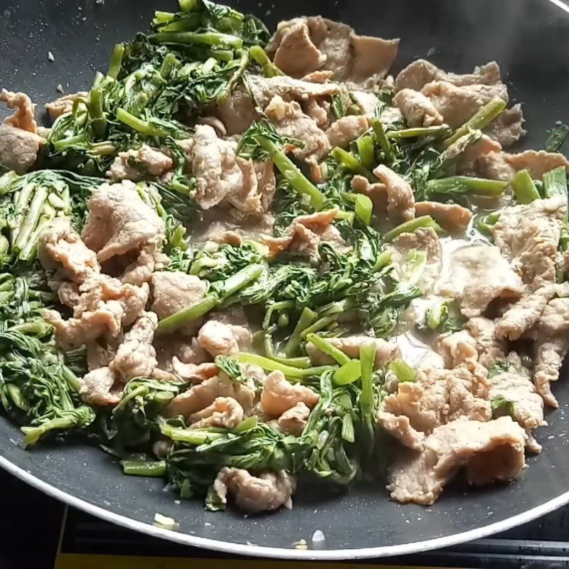 Step 4 Stir-fried beef with rice paddy herb Stir-fried beef with rice paddy herb