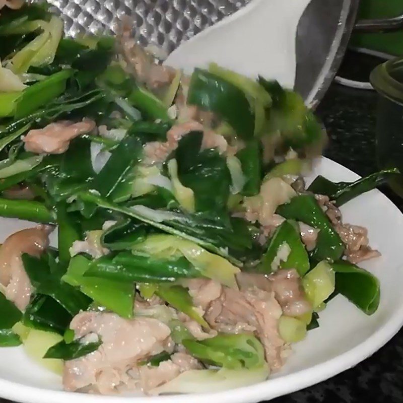 Step 3 Stir-fried beef with leeks Stir-fried beef with leeks