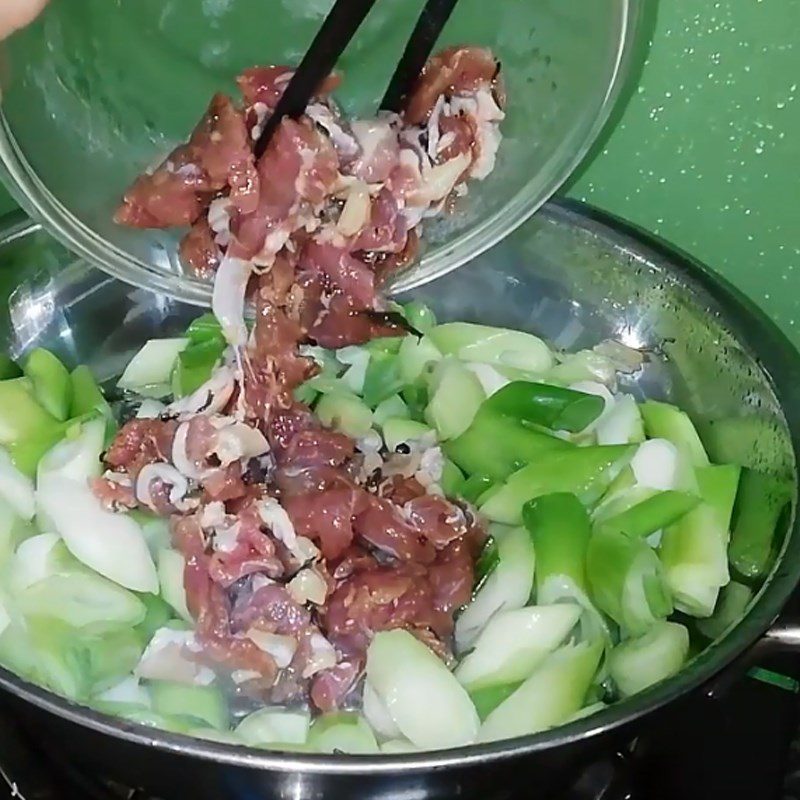 Step 3 Make stir-fried beef with leeks Stir-fried beef with leeks