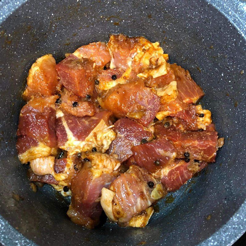 Step 4 Cooking braised pork to serve Sticky rice cooked in a rice cooker