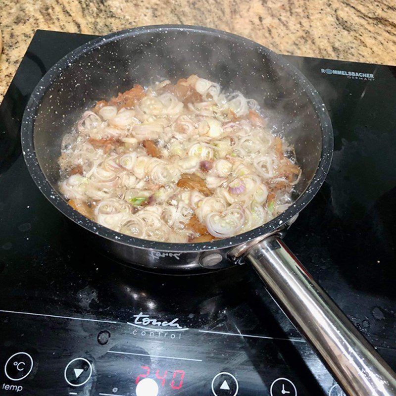 Step 4 Cooking braised pork to serve Sticky rice cooked in a rice cooker