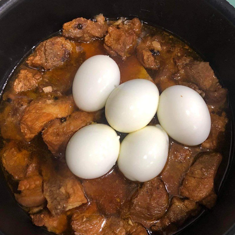 Step 4 Cooking braised pork to serve Sticky rice cooked in a rice cooker