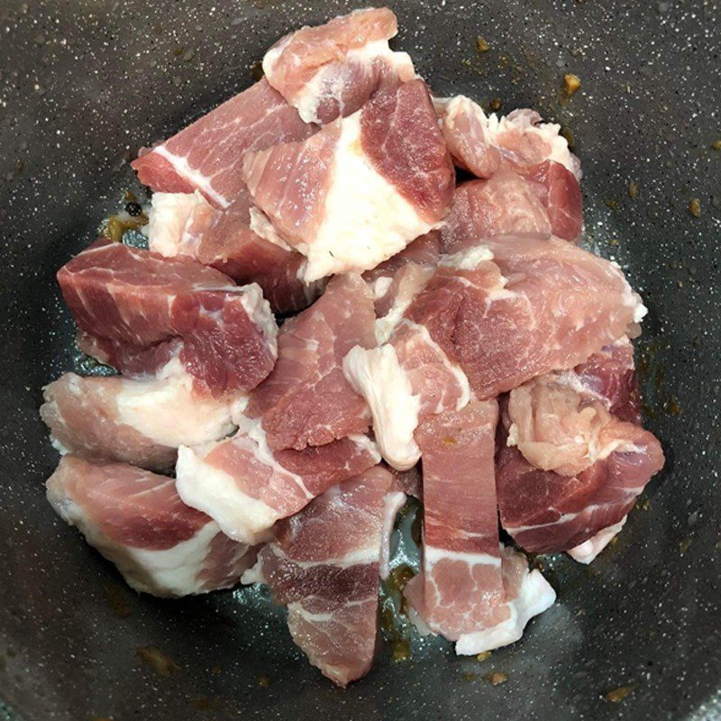 Step 4 Cooking braised pork to serve Sticky rice cooked in a rice cooker