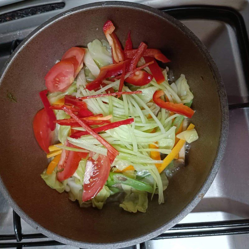 Step 2 Stir-fried vegetables Stir-fried mixed noodles