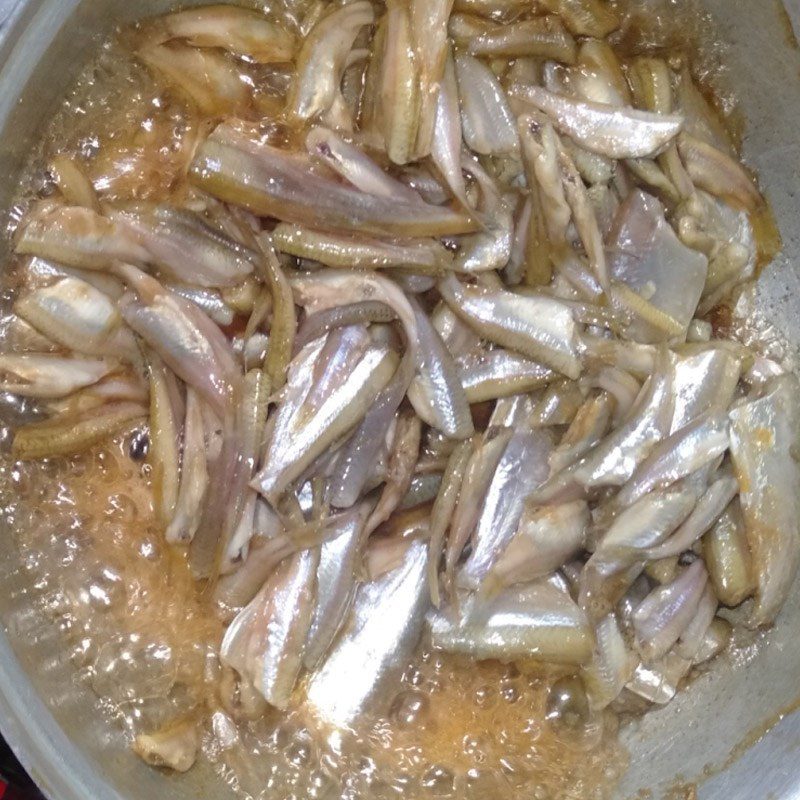 Step 2 Braised fish Tong fish braised with pork skin