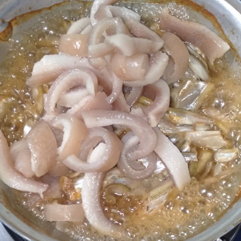 Step 2 Braised fish Tong fish braised with pork skin