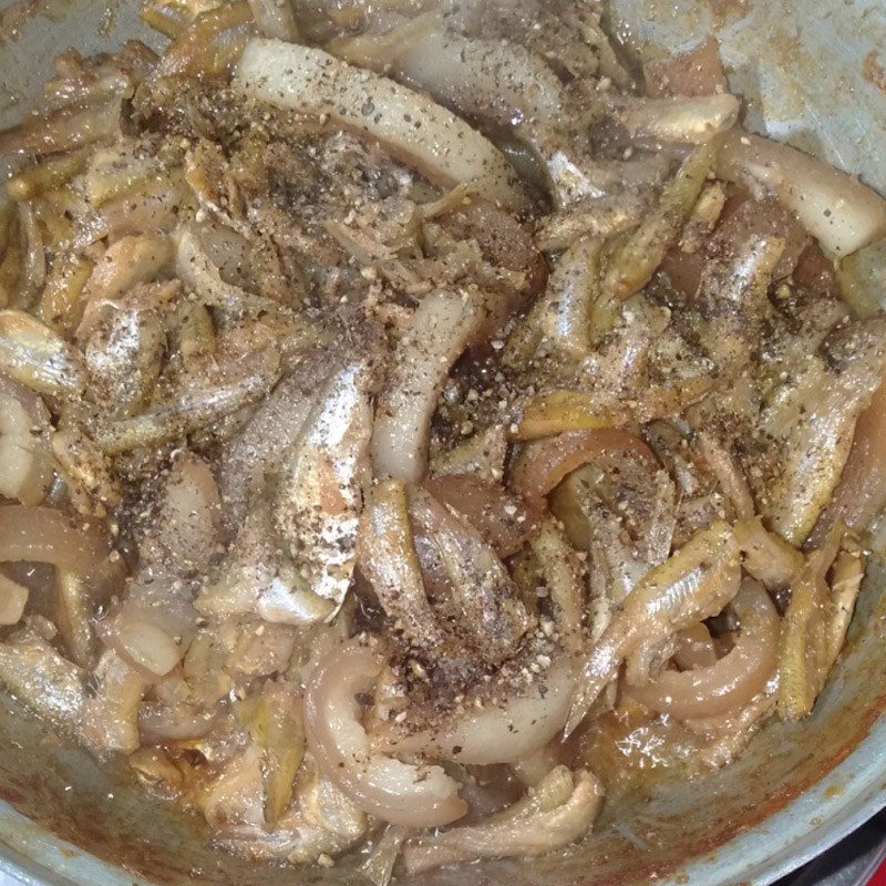 Step 2 Braised fish Tong fish braised with pork skin