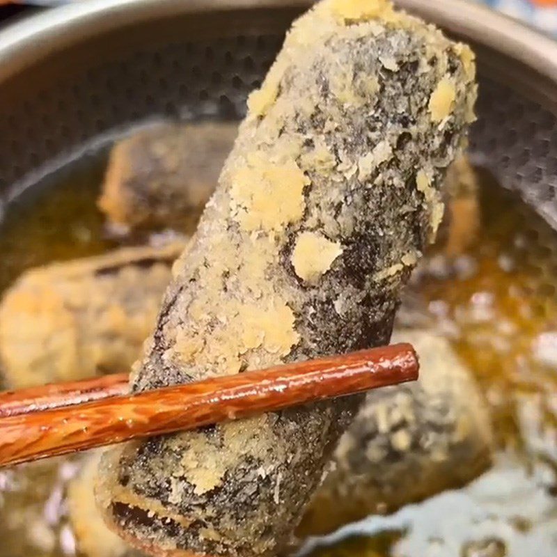 Step 3 Roll the spring roll with flour Seaweed spring roll (Recipe shared from TikTok Cooking with TasteVN)