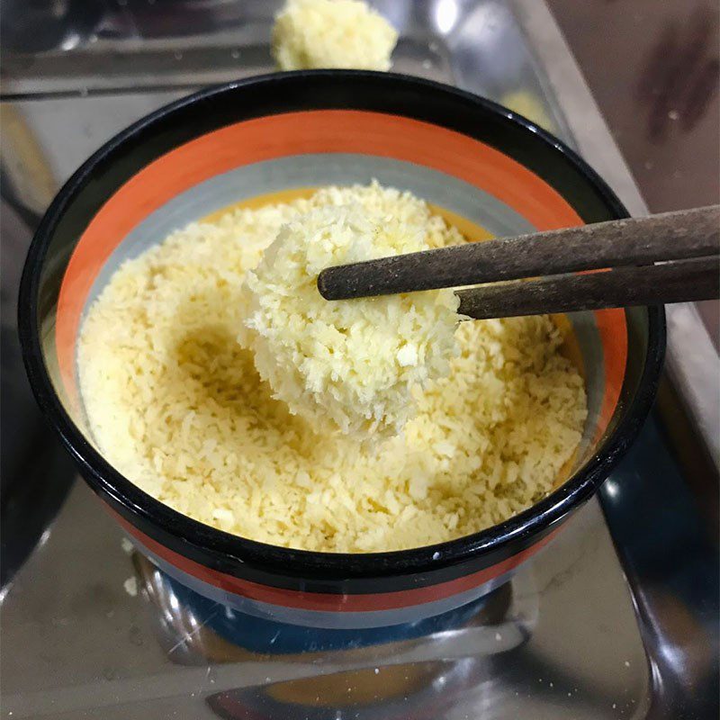 Step 3 Coat the banana with flour for Fried Banana (recipe shared by users)